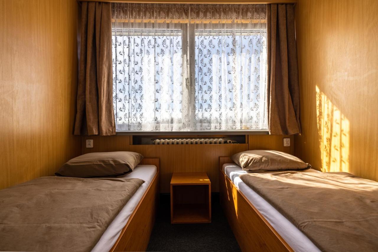 Hotel Zimni Stadion Slany Bagian luar foto