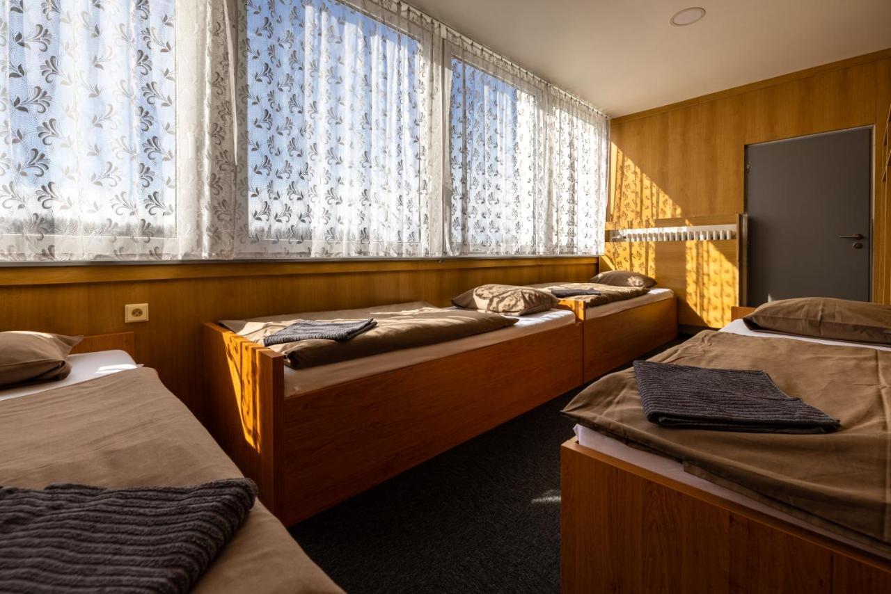 Hotel Zimni Stadion Slany Bagian luar foto